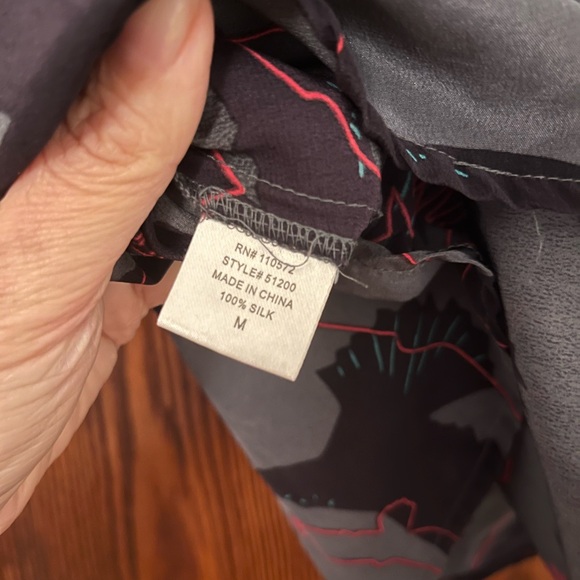 Silk blouse with black raven design sz M - Picture 4 of 4